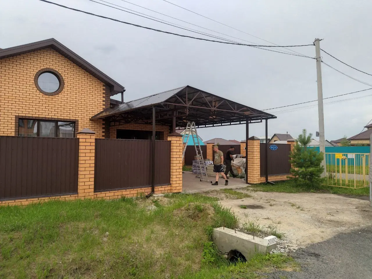 Двускатный навес в Кулаково — вид сбоку